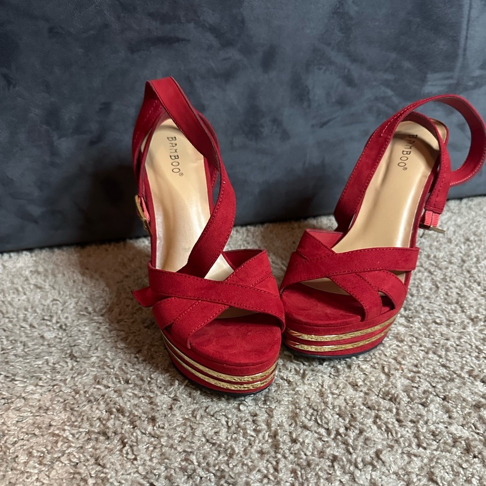 Super Cute Red & Gold platform heels - Picture 3 of 7